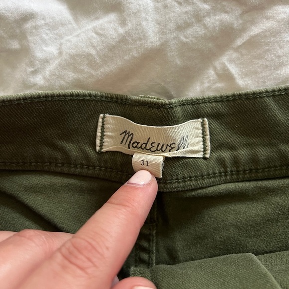 Madewell Green Cargo Shorts with Tailored Look and Slim Fit - Picture 3 of 5